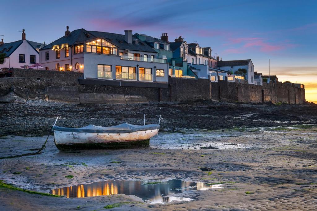 Night view as seen from the beach